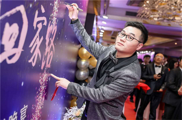 【高光“疫”事】勇敢逆行的特殊“网约车”——尊龙时凯90后，用信念打通生命运输线